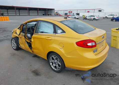 2013 Ford Fiesta Titanium z USA, uszkodzony, nr VIN 3FADP4CJ0DM154144